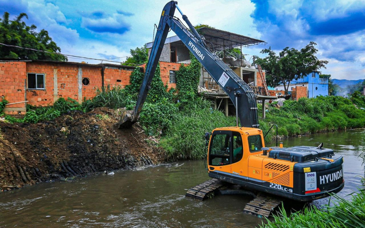 O Rio Botas est&aacute; sendo desassoreado e a Secretaria Municipal de Meio Ambiente acompanha os trabalhos