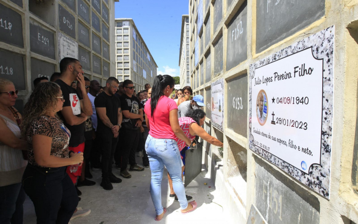O vigilante Leonardo Lopes, 39 anos, foi no Cemitério de Irajá, na Zona Norte - Reginaldo Pimenta/Agência O DIA