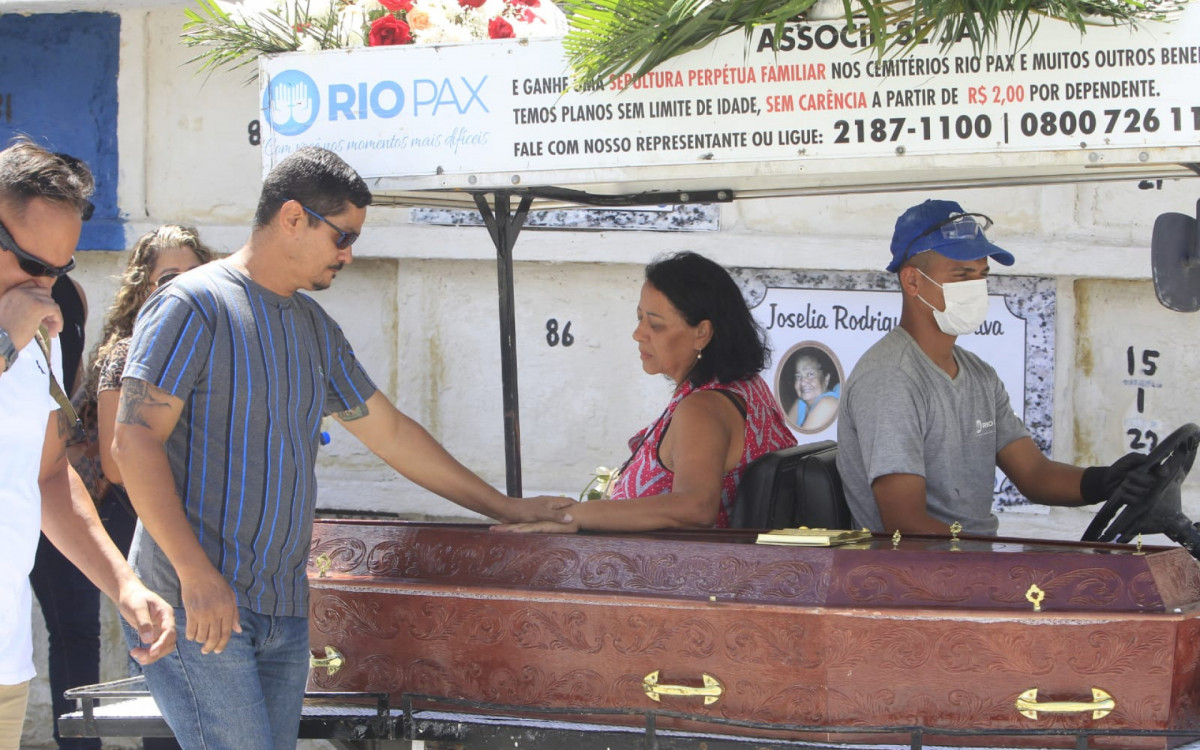 O irmão de Leonardo, Francícero, junto com a mãe, dando o último adeus ao vigilante - Reginaldo Pimenta/Agência O DIA