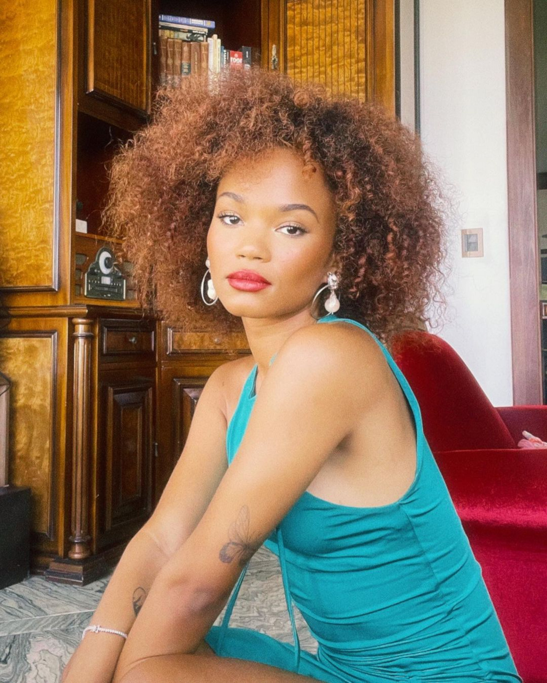 Agnes Nunes faz nova turnê internacional da Europa e comemora sucesso de seu novo single, 'Terezinha' - Reprodução Internet