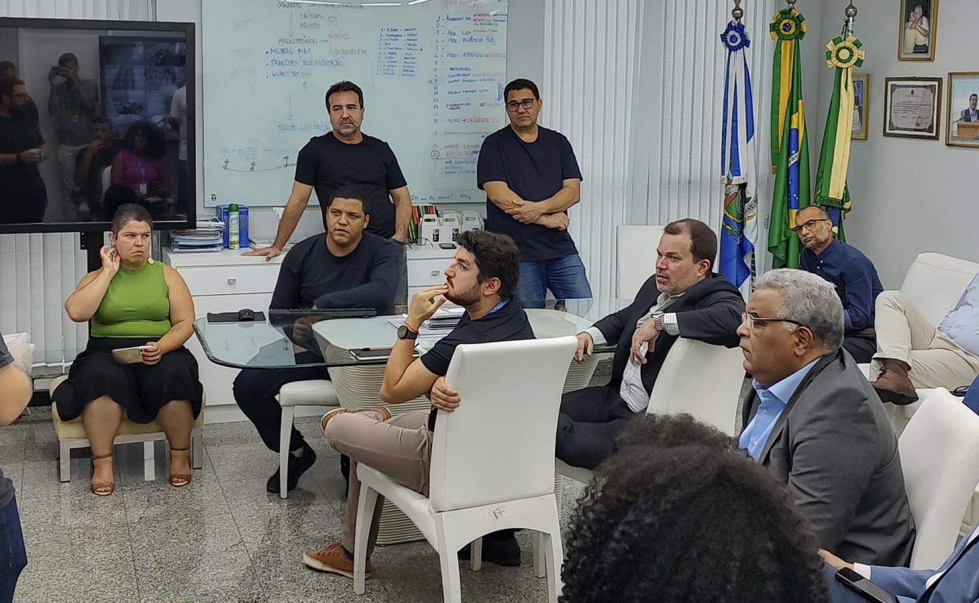 Prefeito de Mesquita Jorge Miranda e sua equipe, juntamente com o secret&aacute;rio de Estado de Fazenda, Leonardo Lobo - Divulga&ccedil;&atilde;o