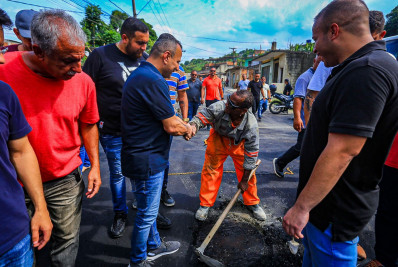 Prefeito Waguinho fiscaliza asfaltamento da estrada Capim Melado no Roseiral em Belford Roxo