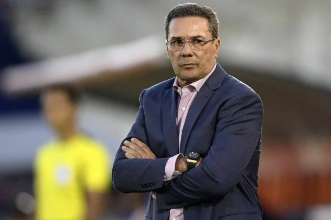 Luxemburgo analisa trabalho de Filipe Luís no Flamengo: 'Falta maturidade'