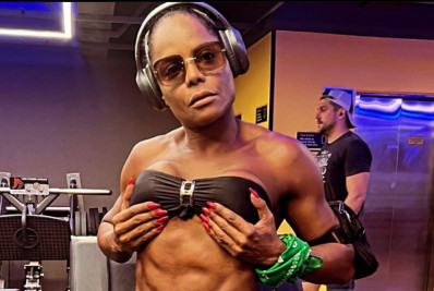 Aos 49, Adriana Bombom mostra corpo em forma e pira web