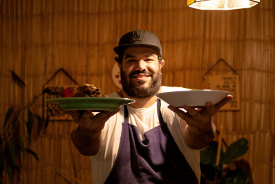 Chef de cozinha macaense oferece gastronomia da realeza para moradores em situação de rua 