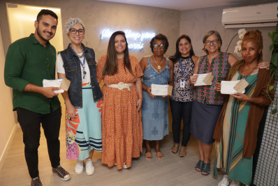 Prefeitura entrega bolsas feitas por artesãs com material reciclado