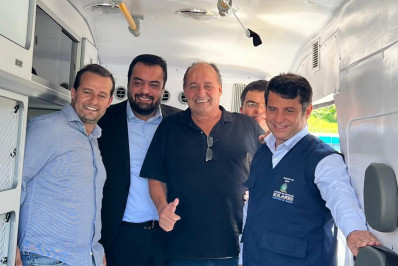 Prefeito Juninho Bernardes recebe nova ambulância do governador Cláudio Castro