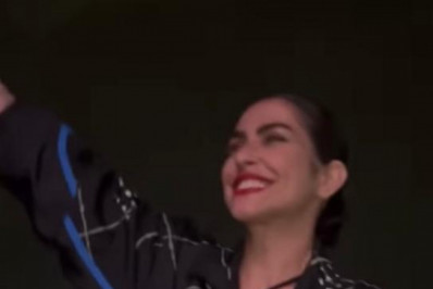 Cleo curte show nos ombros do marido: 'Noite incrível'