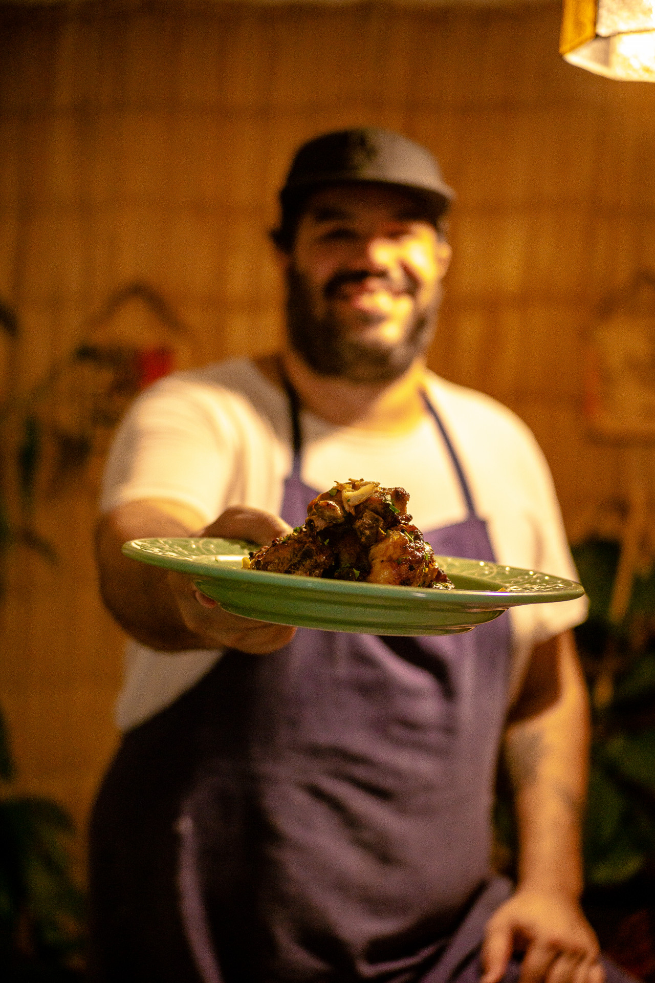 "A gastronomia &eacute; um ato de carinho. Eu gosto de fazer comidas e mais ainda de ter esse cuidado para com o outro atrav&eacute;s da alimenta&ccedil;&atilde;o", pontuou o chef Hugo Dias 