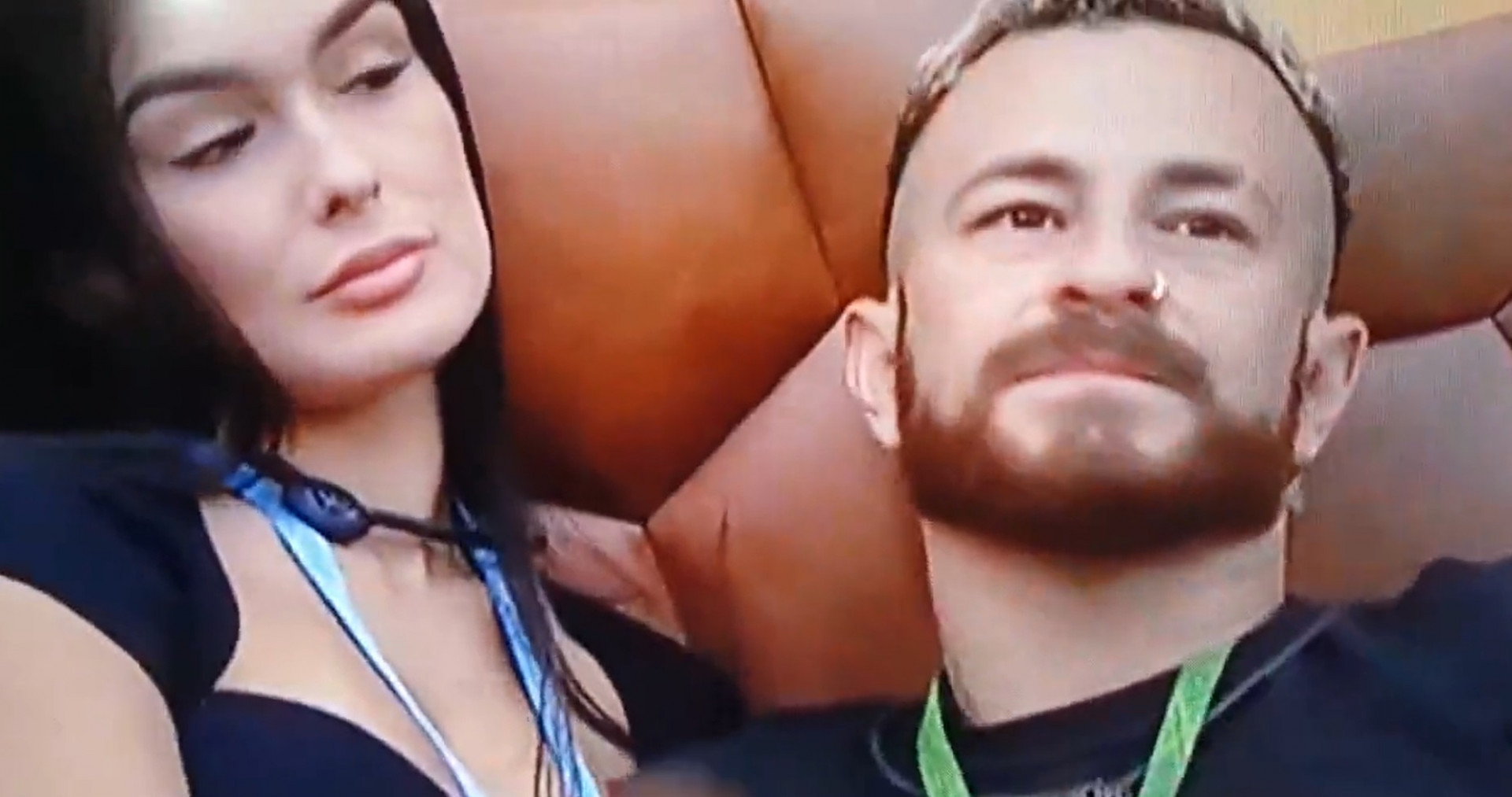 Larissa 'limpa' beijo de Fred e internautas reagem - Reprodução de vídeo