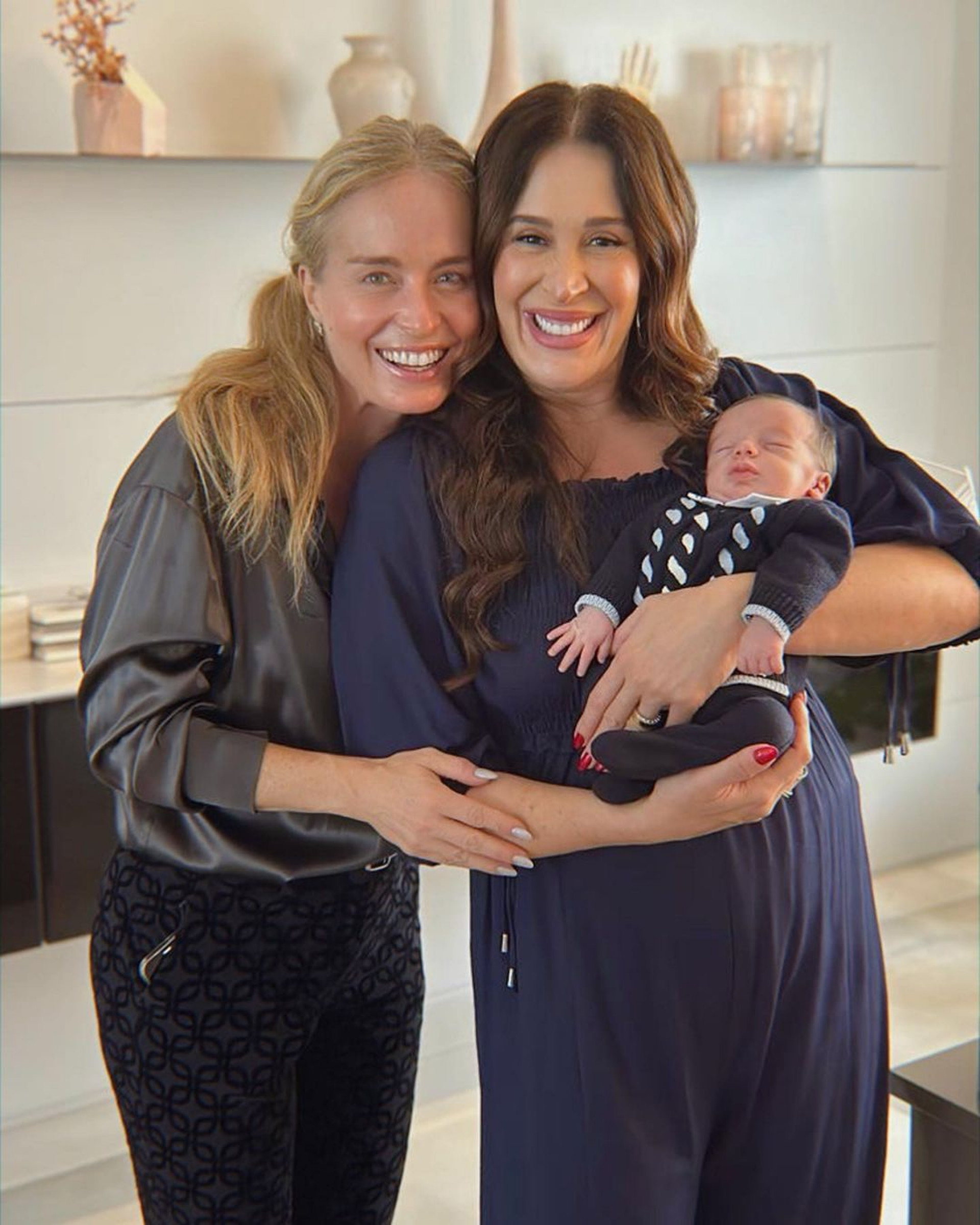 Angélica e Luciano Huck visitaram Claudia Raia e Jarbas Homem de Mello para conhecer Luca - Reprodução/Instagram