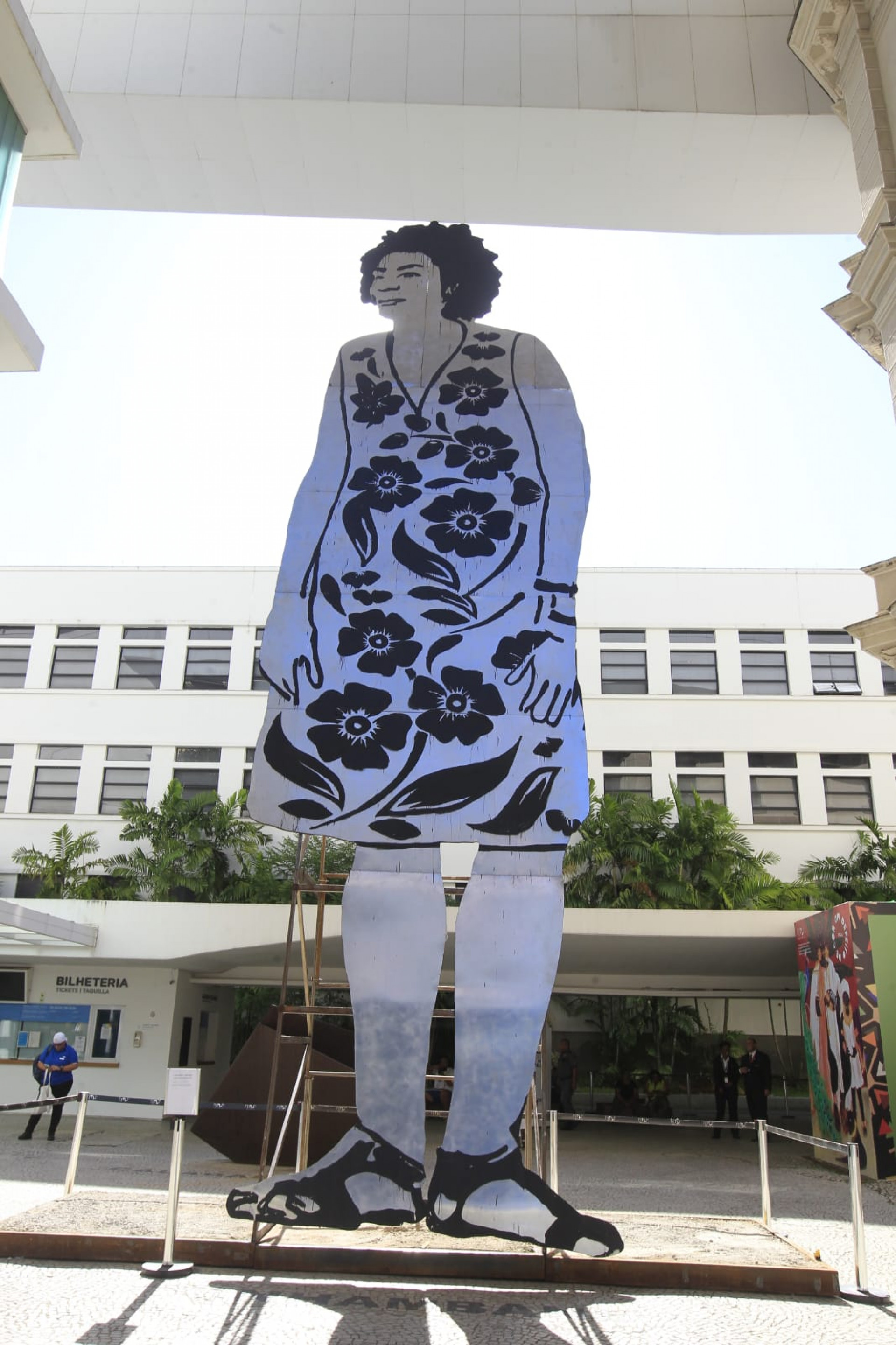 Escultura 'Corte seco - Marielle' de 11 metros de altura, do artista Paulo Nazareth, no Museu de Arte do Rio - Reginaldo Pimenta/Agência O DIA
