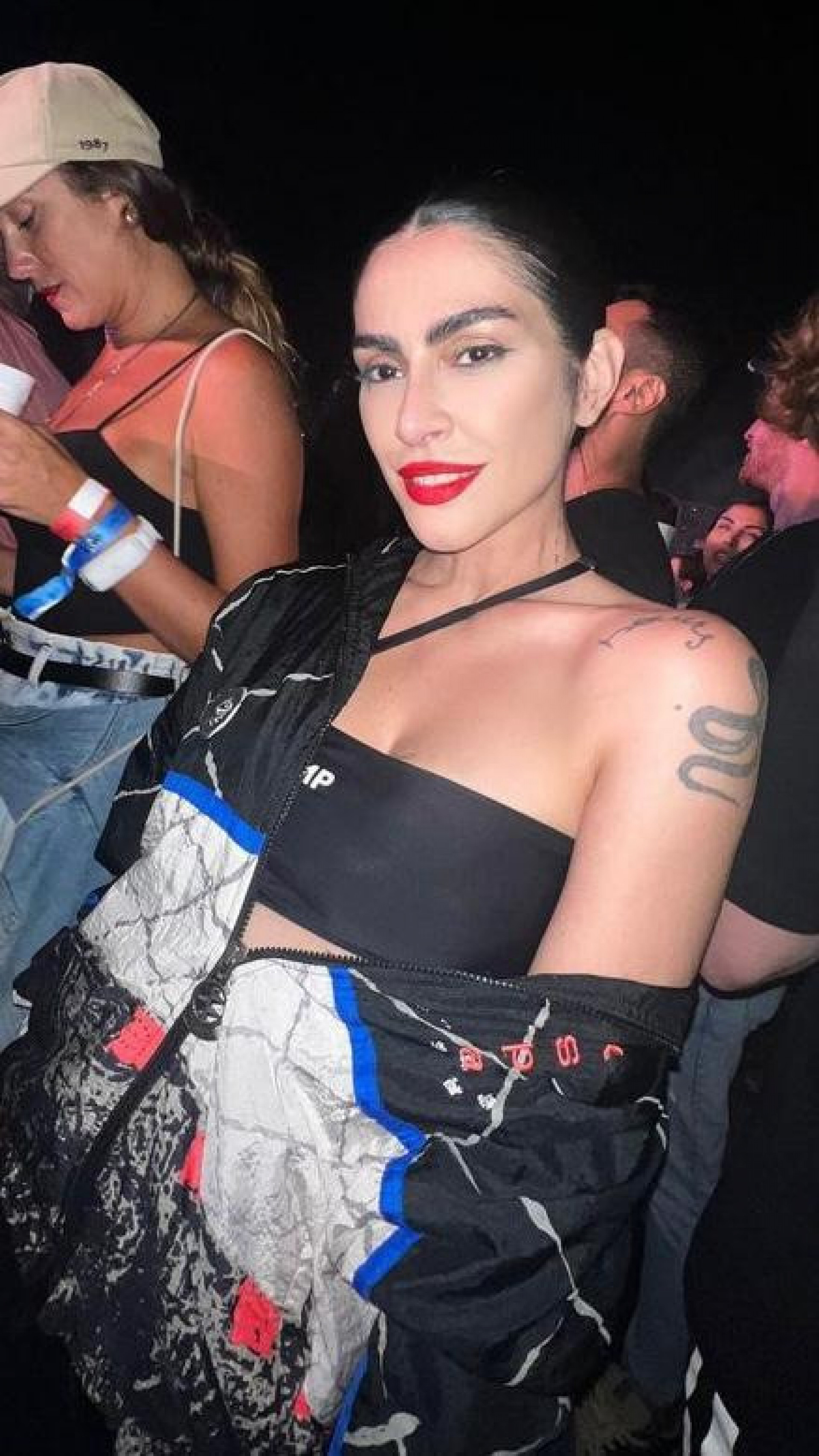 Para curtir o show, Cleo apostou em uma cal&ccedil;a e um top, ambos na cor preta. Al&eacute;m de uma jaqueta estampada e um batom vermelho poderoso - Reprodu&ccedil;&atilde;o / Instagram