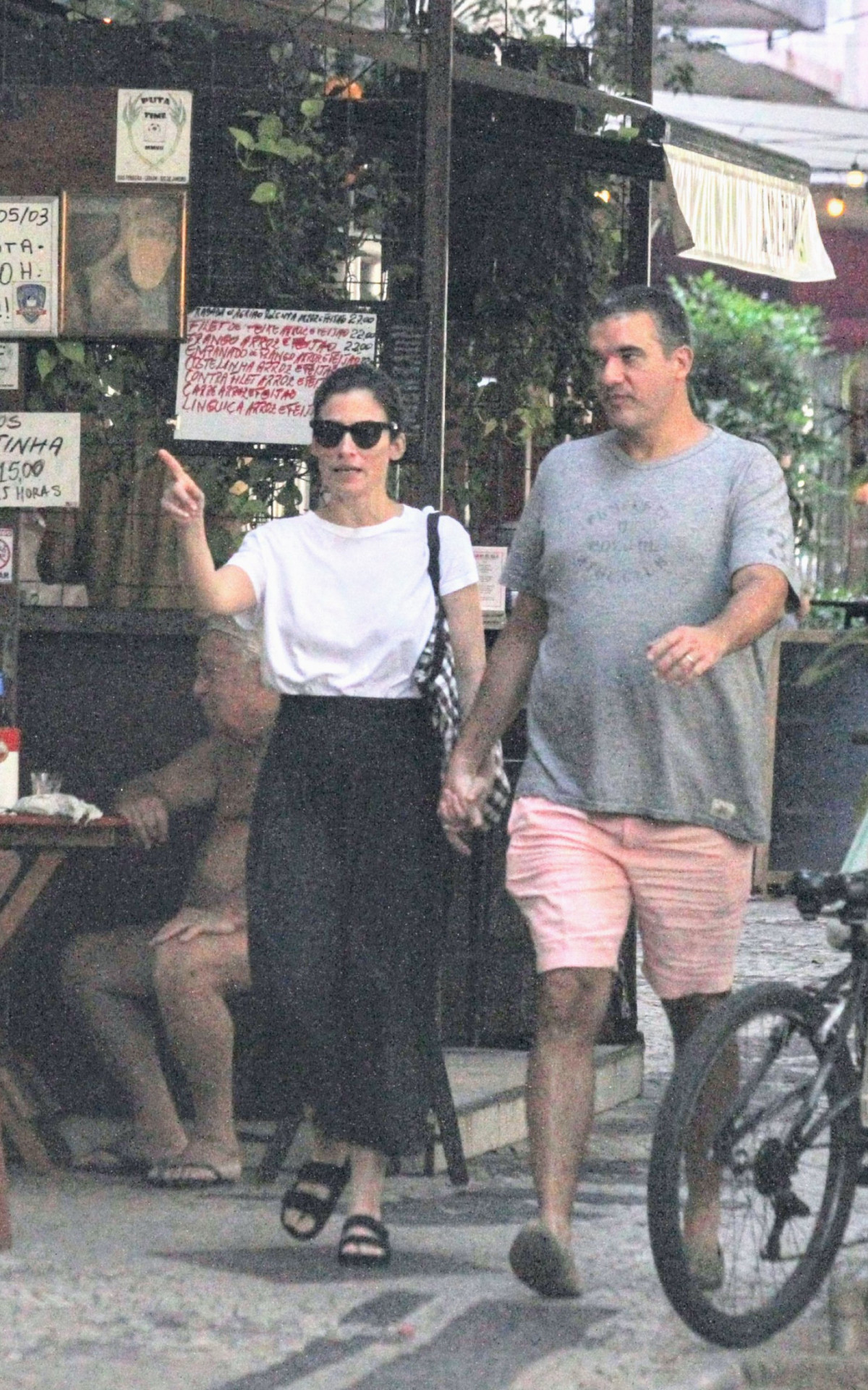 Renata Vasconcellos e o marido, Miguel Athayde, passeiam pelas ruas do Leblon, na Zona Sul do Rio, na tarde desta quarta-feira