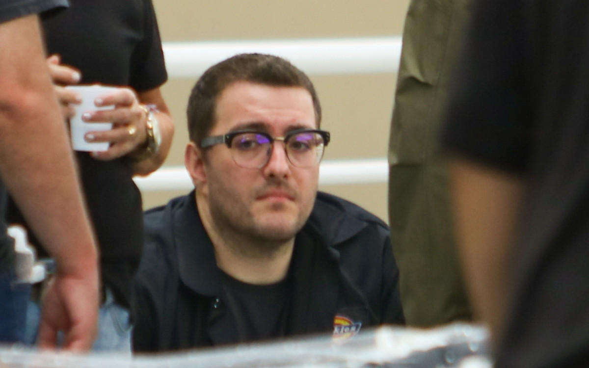 Mike, filho de Canisso, no vel&oacute;rio do pai