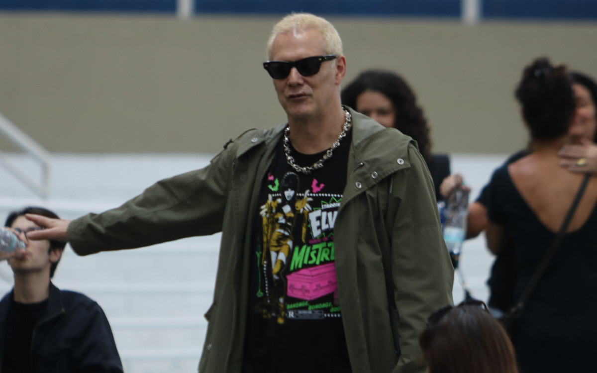 O cantor Supla se despede de Canisso, baixista dos Raimundos, no vel&oacute;rio do artista em S&atilde;o Paulo