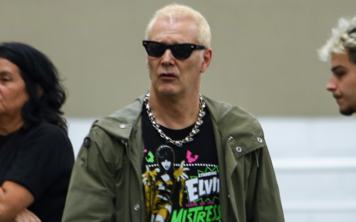 O cantor Supla se despede de Canisso, baixista dos Raimundos, no vel&oacute;rio do artista em S&atilde;o Paulo