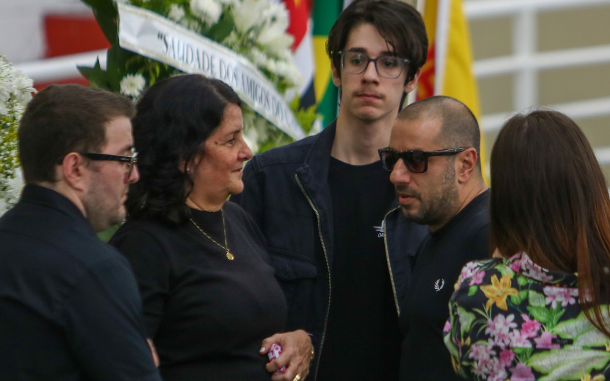 Badaui, vocalista do CPM 22, no vel&oacute;rio de Canisso