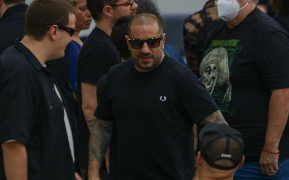 Badaui, vocalista do CPM 22, no vel&oacute;rio de Canisso