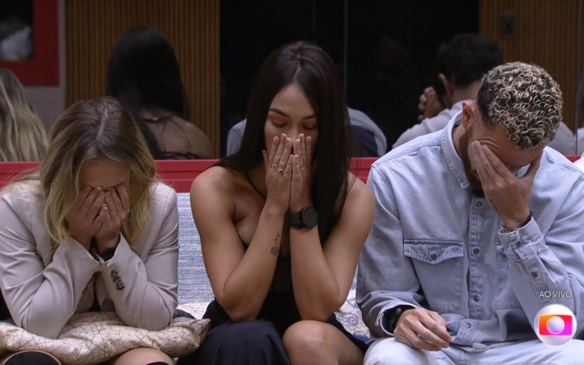 Bruna, Larissa e Fred recebem a notícia de que Larissa foi eliminada - Reprodução