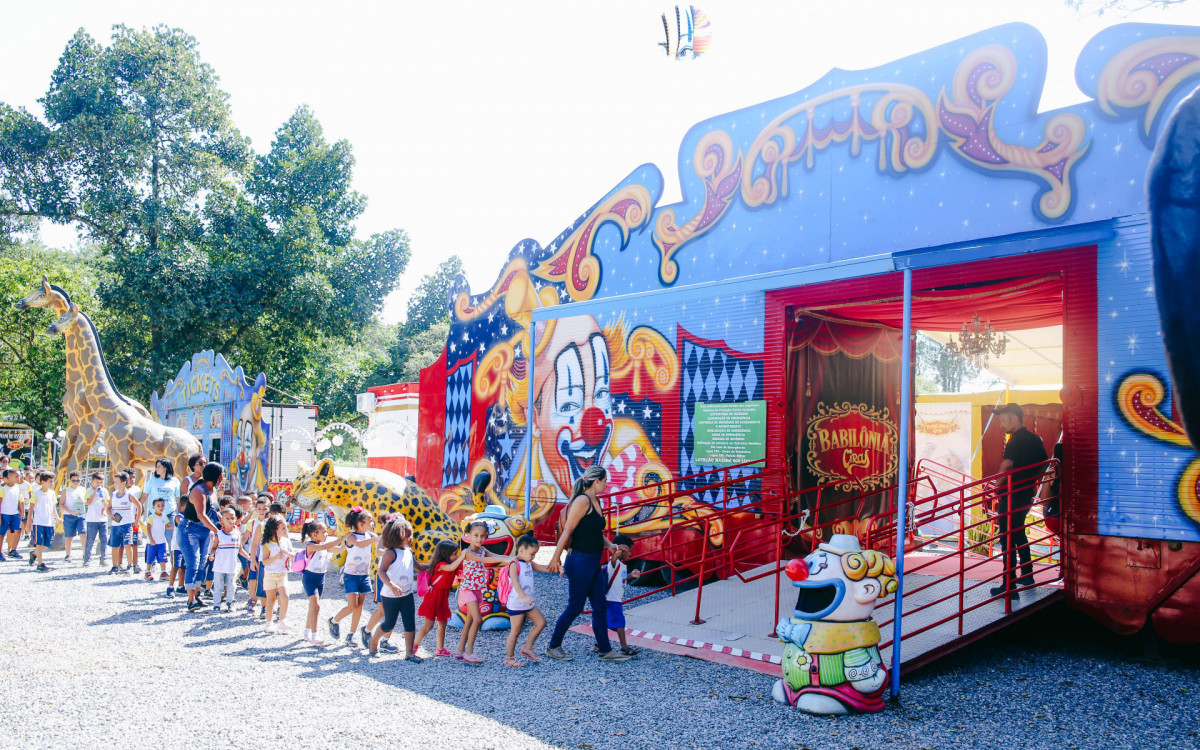 Alunos de Mag&eacute; se encantam com circo - Romulo Barbosa/Divulga&ccedil;&atilde;o