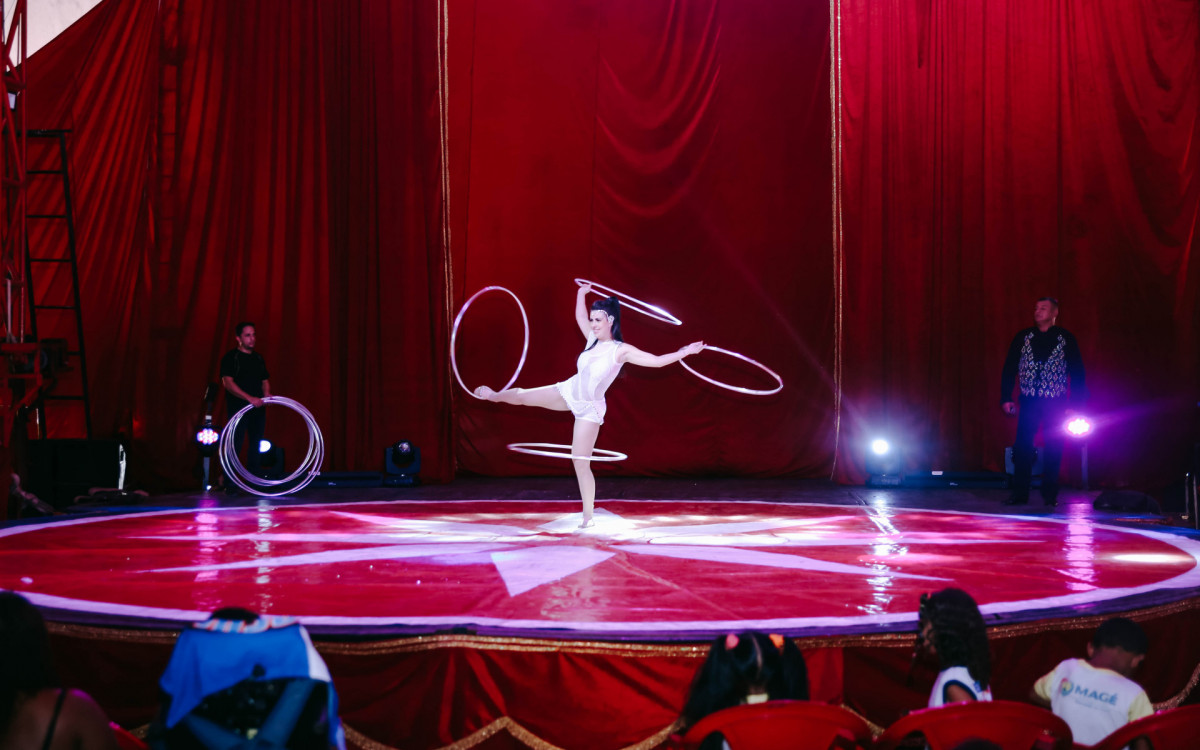 Alunos de Magé se encantam com circo