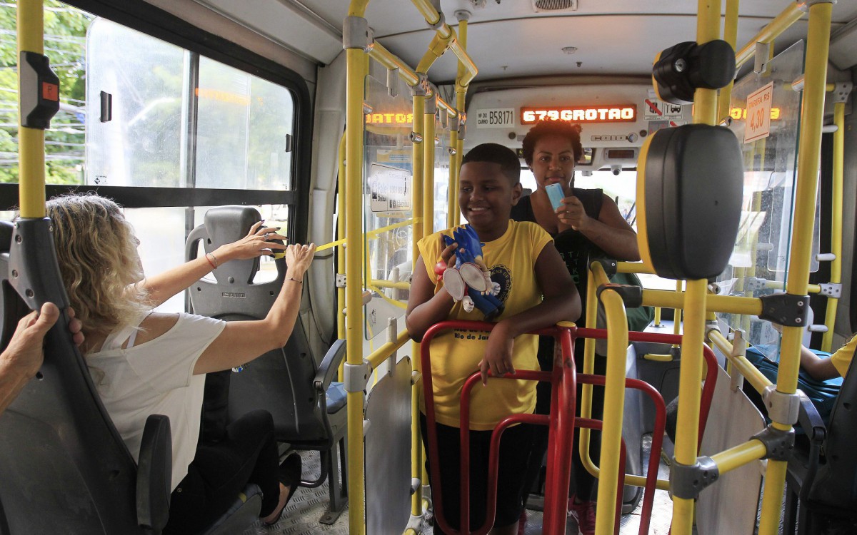 Motorista de &ocirc;nibus da linha 679 reserva assento para menino autista