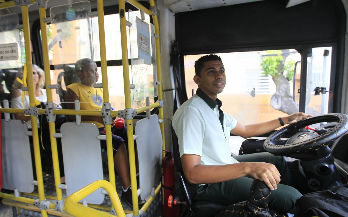 Motorista de &ocirc;nibus da linha 679 reserva assento para menino autista