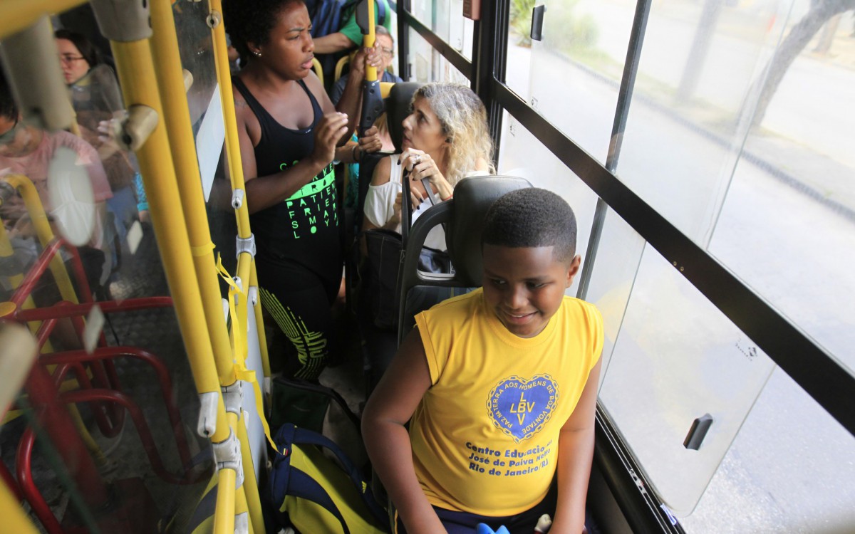 O sorriso de Gabriel ao ver o banco livre foi a grande recompensa do motorista Gilliard