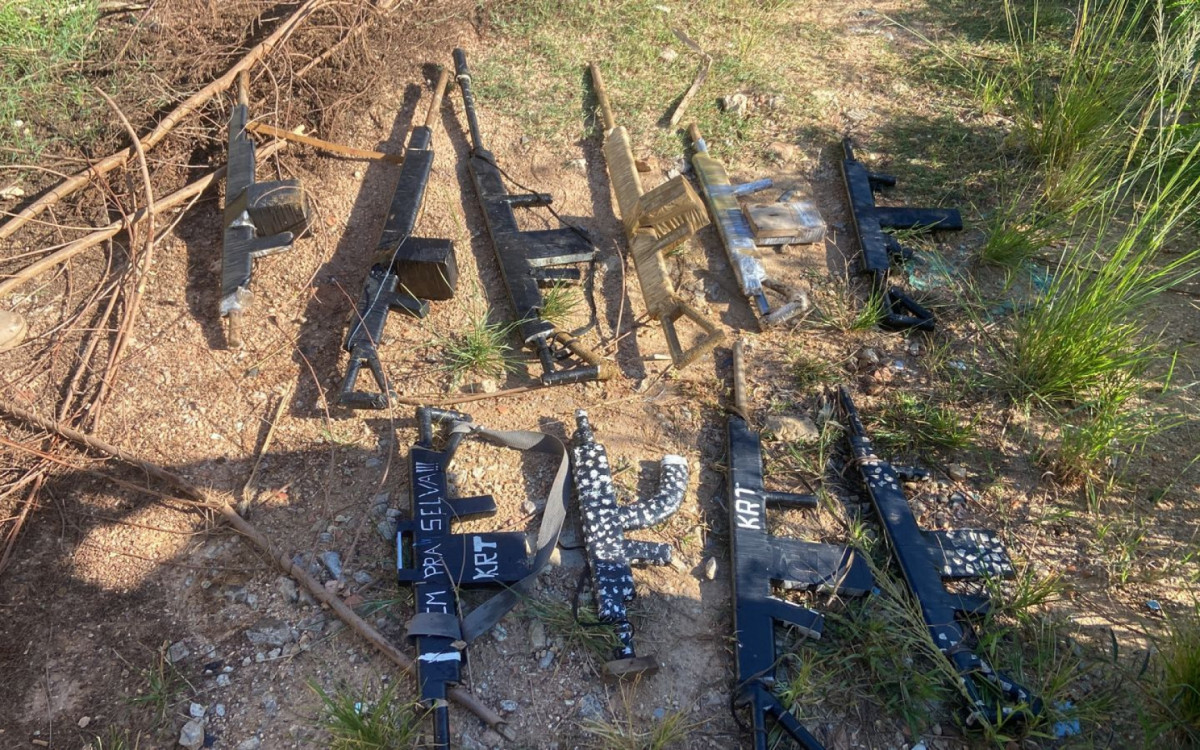 Fuzis, drogas, pistolas e coletes balísticos foram apreendidos durante operação na Cidade de Deus