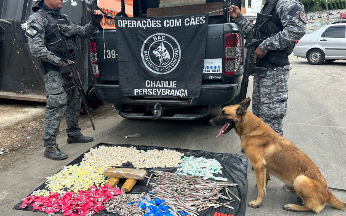 Drogas, pistolas e coletes balísticos foram apreendidos ontem