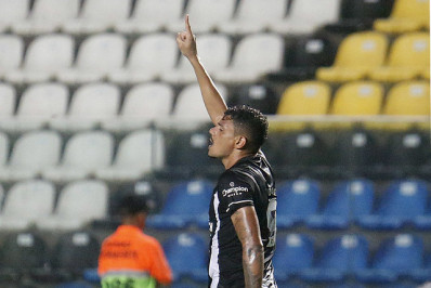 Tiquinho comemora hat-trick e vitória sobre o Brasiliense: 'A gente trabalha diariamente para ajudar o Botafogo'