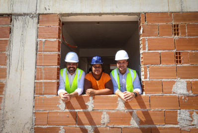 Vice-governador e secretário de Habitação visitam obras de moradias no Complexo do Alemão