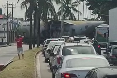 Vídeo: Estrada do Galeão fica interditada depois de manobra de avião da FAB