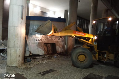 Banca de jornal abandonada é removida por agentes públicos no Centro da cidade