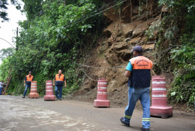 Defesa Civil sinaliza estrada com risco de deslizamentos