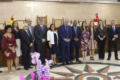 Vereador Junior Uios homenageia profissionais do Poder Judiciário