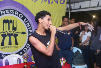 Encontro de Mc's agita praça da Prefeitura de Magé