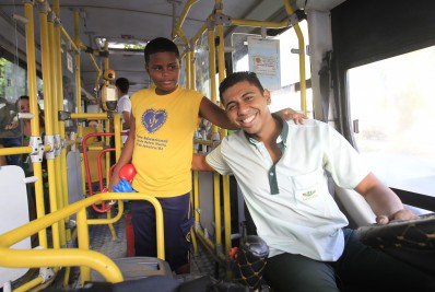 Solidariedade: Motorista de ônibus faz plaquinha para garantir assento de criança autista