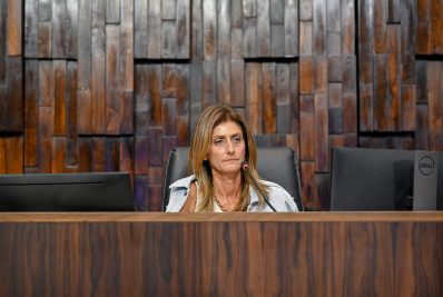 Os bombeiros que tentaram apagar o fogo no parquinho da Alerj