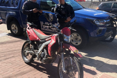 Homem foi preso pilotando uma motocicleta roubada no centro de Maricá