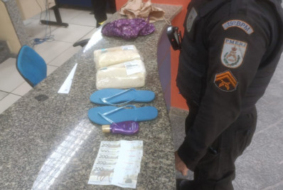 Homem rouba supermercado, tenta subornar policiais e acaba preso em Copacabana