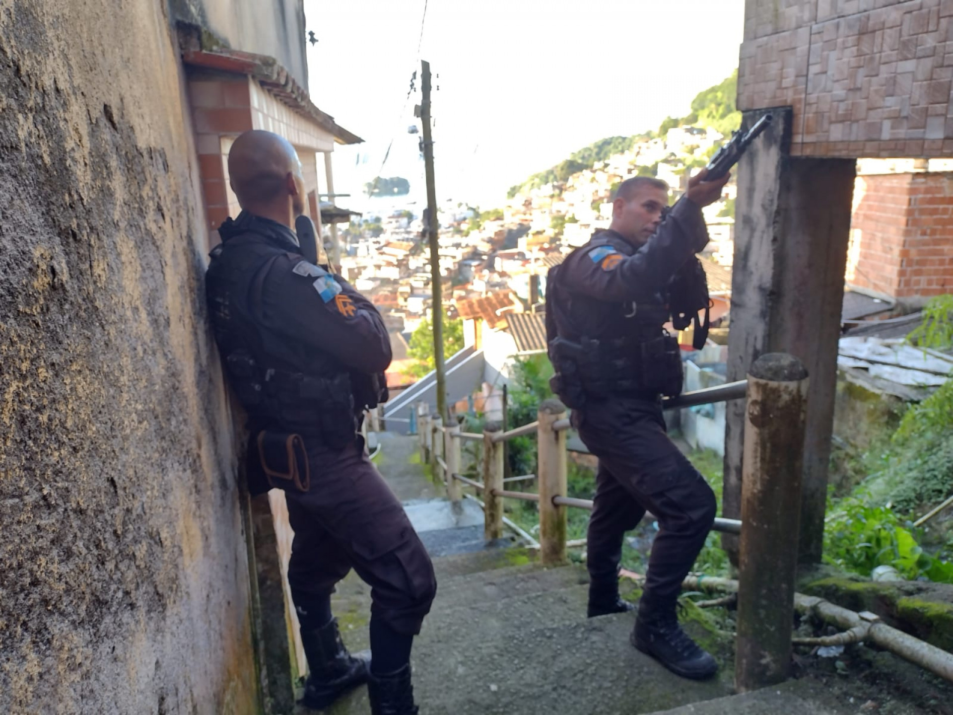 Em Angra dos Reis, PMs atuam na Caixa D’água, Santo Antônio, Carmo, Glória 1, Glória 2 e Morro do Perez - Divulgação/Polícia Militar