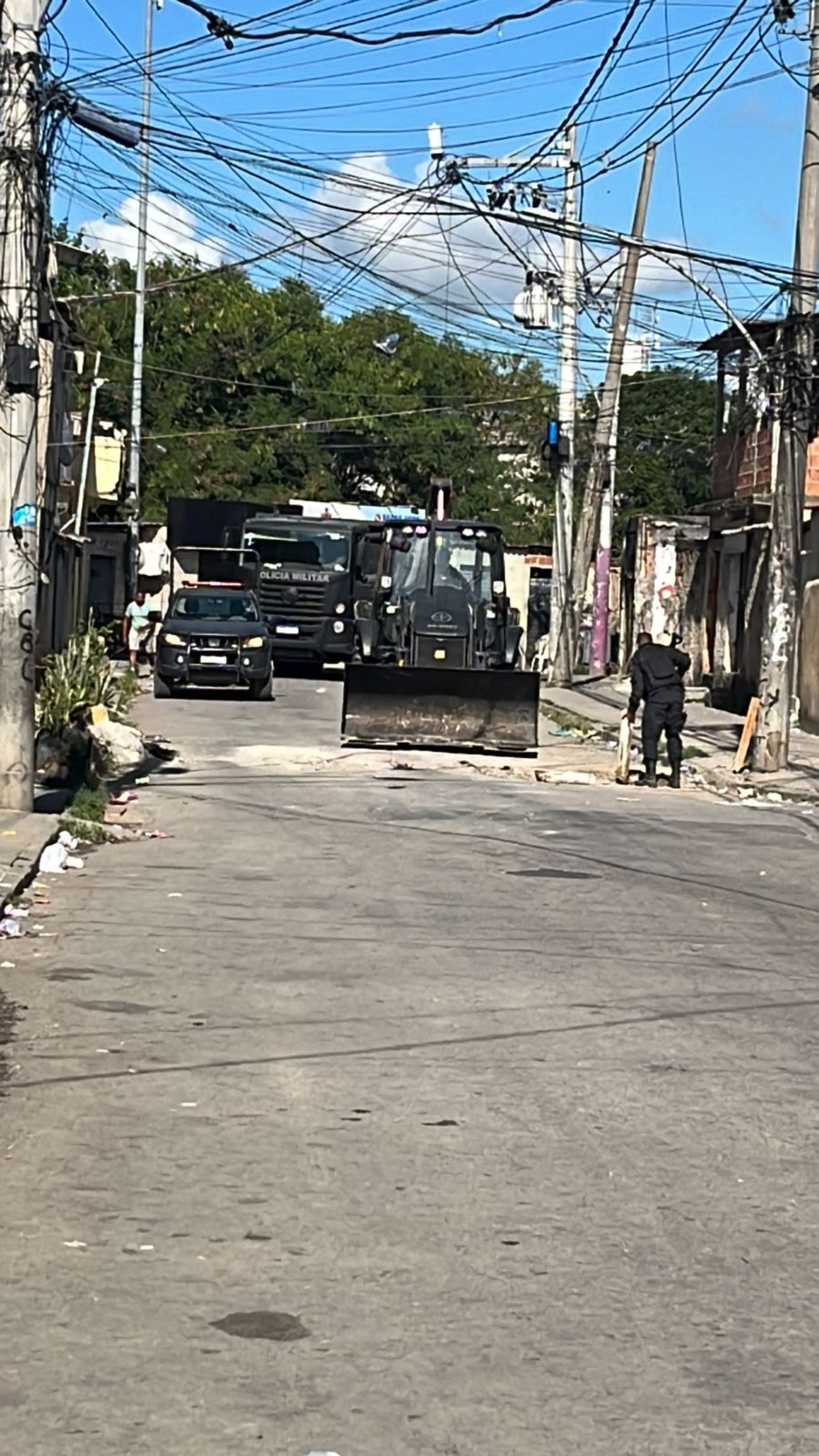 PMs removem barricadas da Cidade de Deus - Divulgação/Polícia Militar