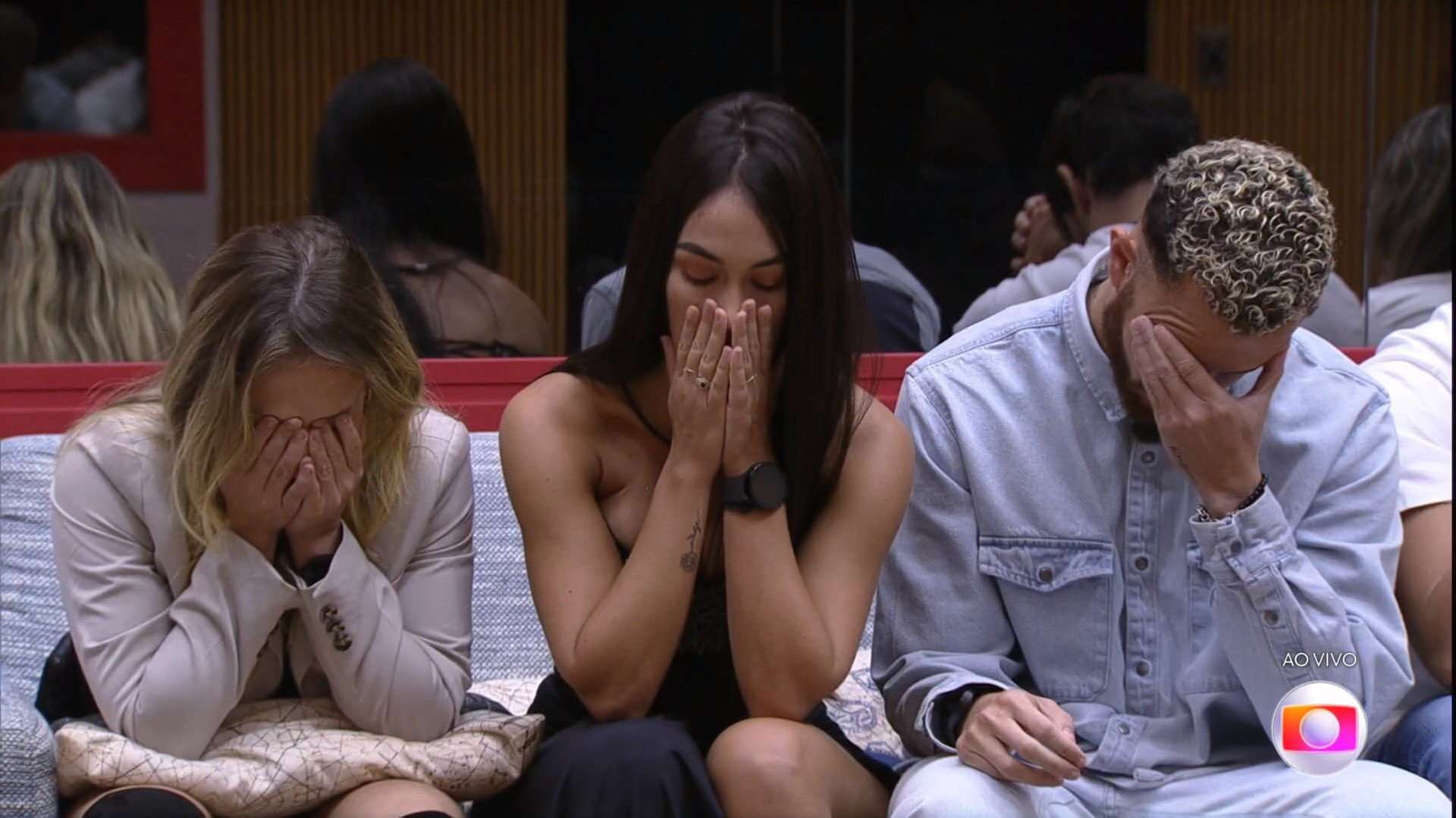 Bruna, Larissa e Fred recebem a notícia de que Larissa foi eliminada - Reprodução