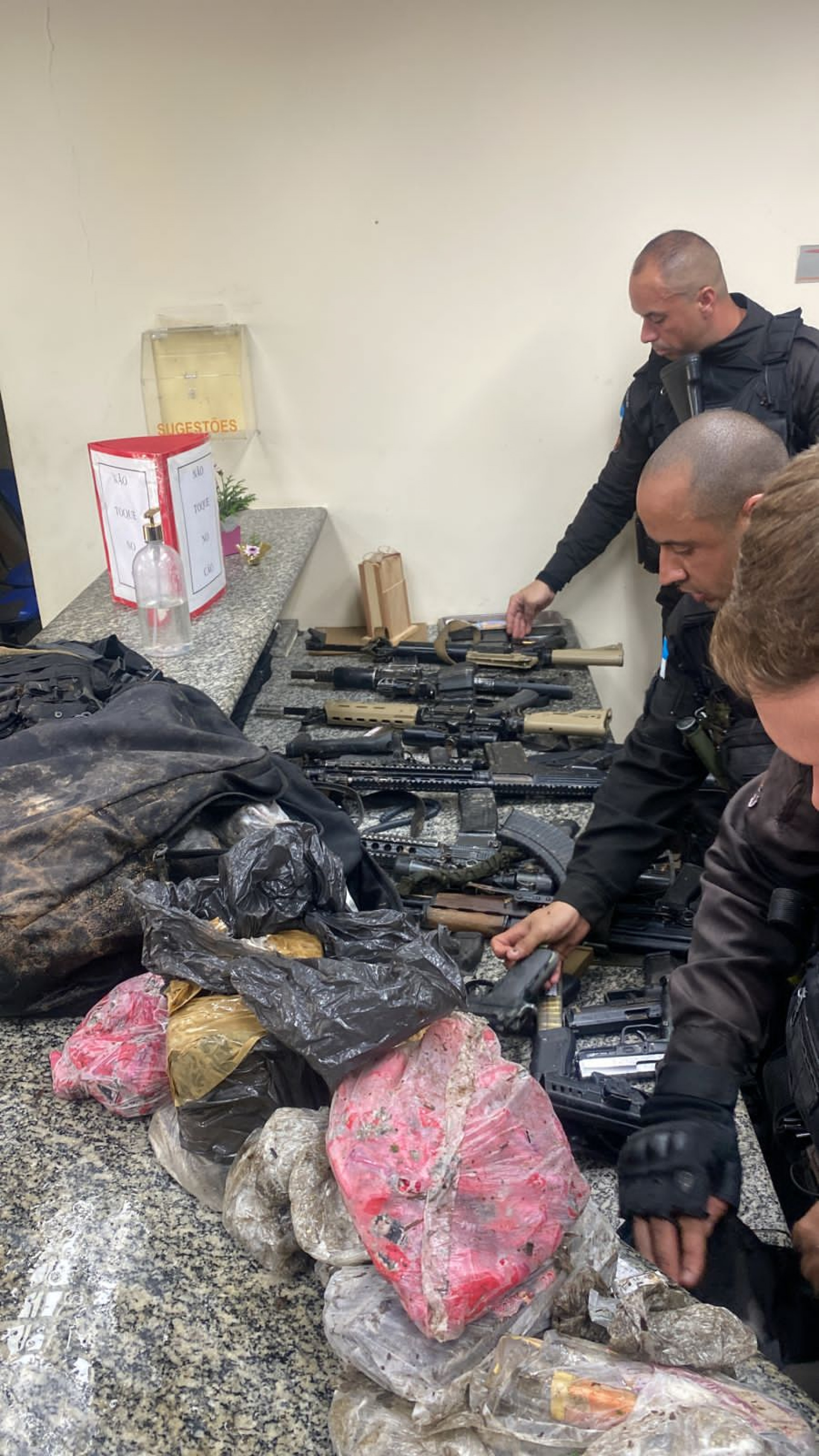 Fuzis, drogas, pistolas e coletes balísticos foram apreendidos durante operação na Cidade de Deus
