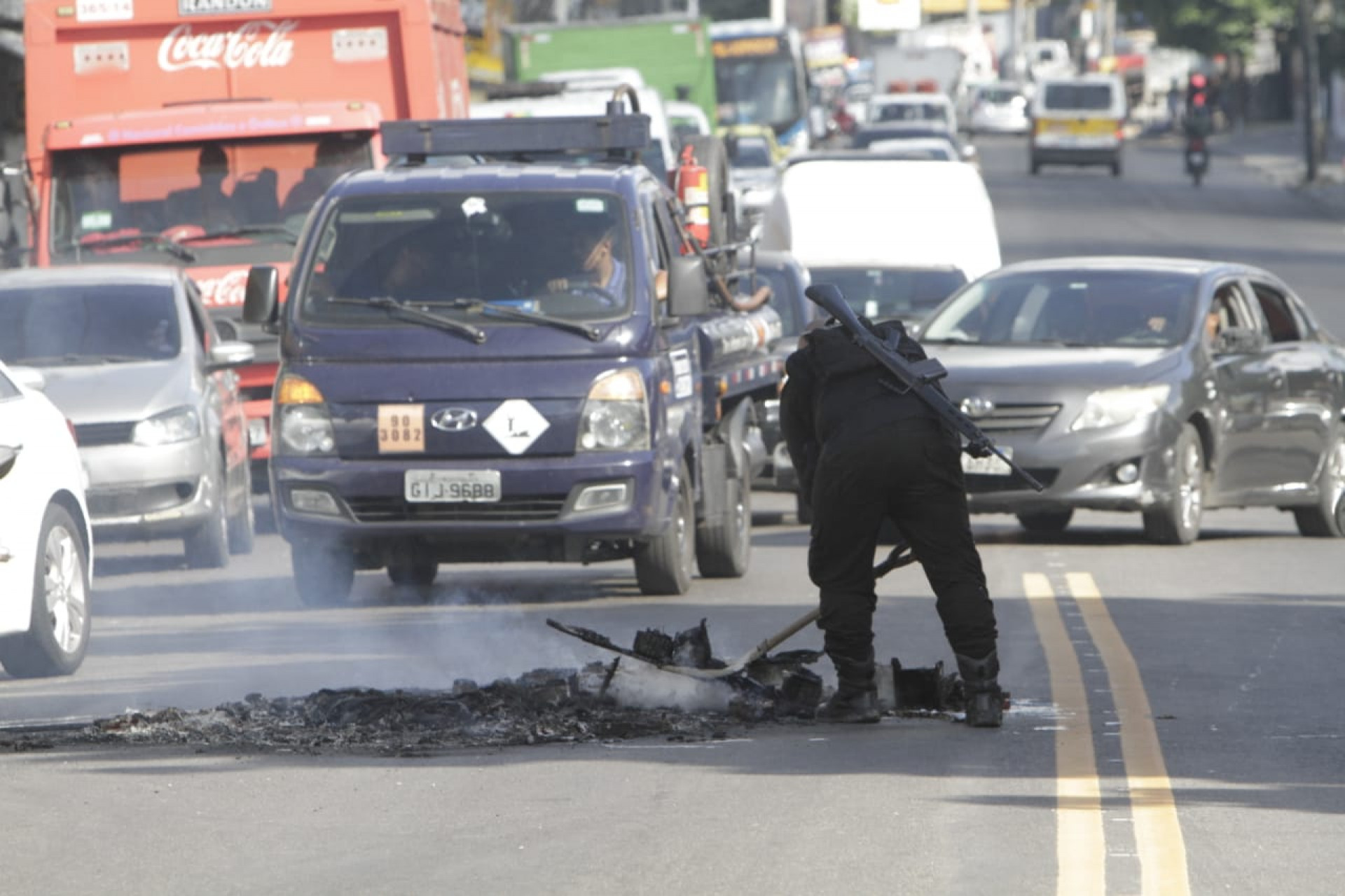 Núcleo de Apoio às Operações Especiais (Naoe) atua para remover as barricadas em que os manifestantes atearam fogo.  - Marcos Porto/Agência O Dia