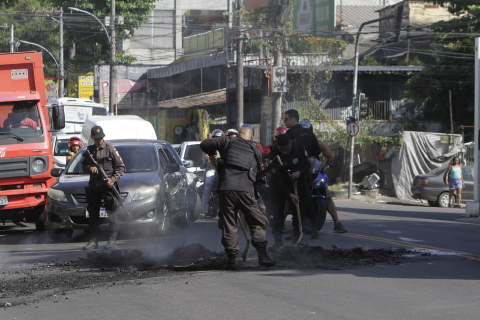 PMs removem barricadas na Estrada Miguel Salazar em frente à Cidade de Deus - Marcos Porto/Agência O Dia