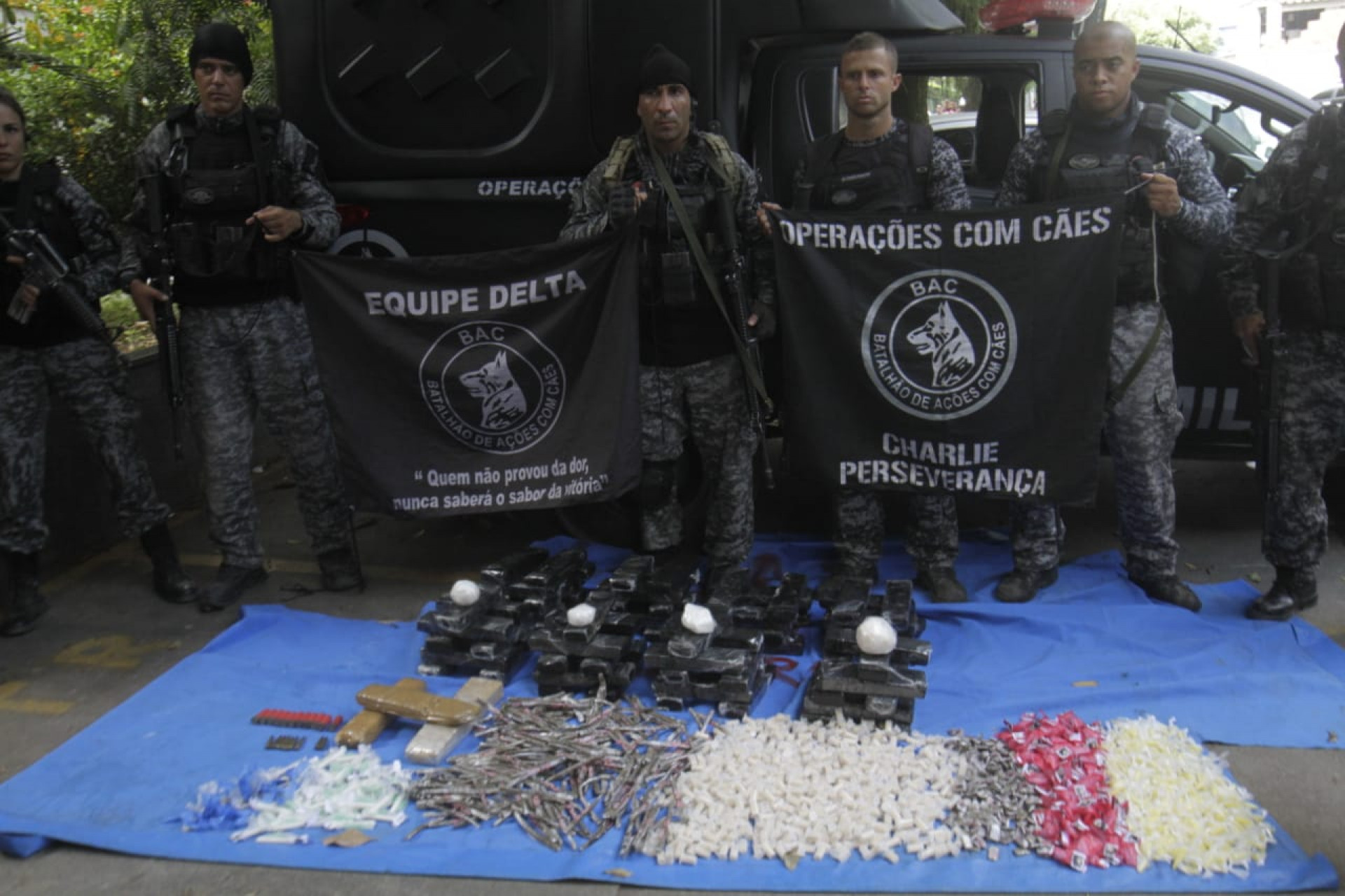 Equipes do BAC apreenderam grande quantidade de drogas na Cidade de Deus - Marcos Porto/Agência O Dia