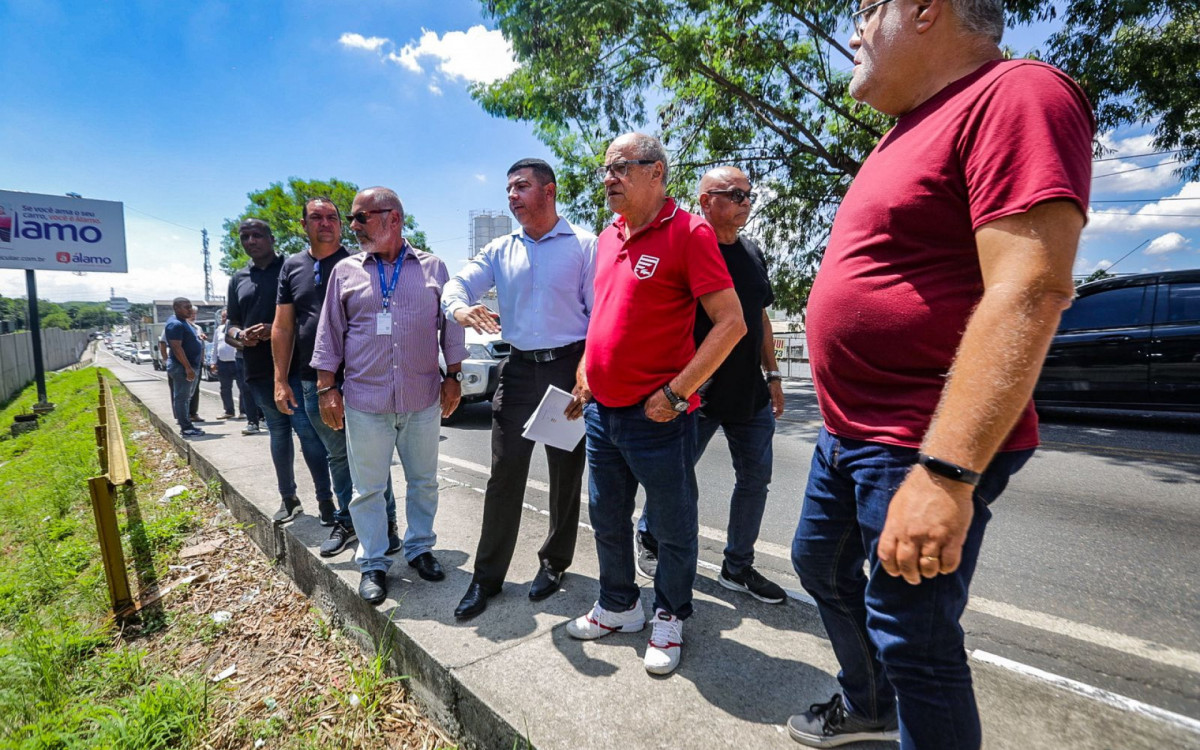 Secret&aacute;rios municipais e t&eacute;cnicos da Emop visitaram a &aacute;rea de duplica&ccedil;&atilde;o do viaduto